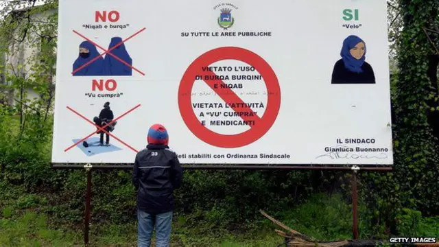 Italiyanın Varallo şəhəri. Qadağan olunmuş islam geyimlərinin siyahısı göstərilmiş plakat. Bədəni örtən burkini adlı çimərlikdə geyilən örtüklü paltar da qadağa siyahısındadır.