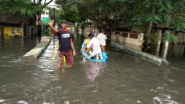 चेन्नई के कुछ इलाके कई दिनों तक इसी तरह जलमग्न रहे