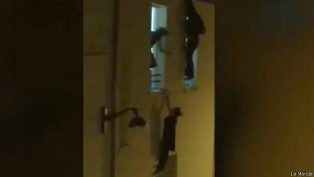 Bataclan salonunda atışma sakitləşən kimi bir kişi hamilə qadının yuxarı qalxmasına yardım edib