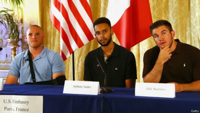 Üç amerikalı qatarda onlara hücum edən basqınçının üstünə atılıb