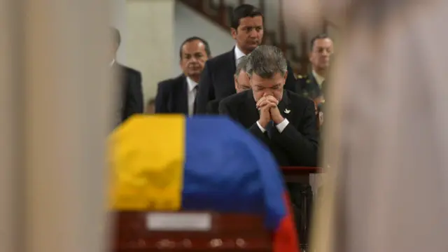 Juan Manuel Santos frente a ataúd de soldado