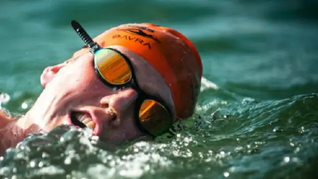 صادف السباح هوليداي وفريقه مجموعة من الدلافين الوردية نادرة الظهور