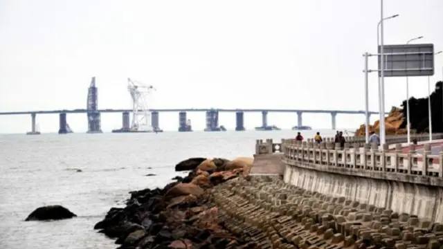 تتواصل الإنشاءات الخاصة بإقامة جسر طوله 50 كيلومترا، ليربط هونغ كونغ بماكاو مرورا بمنطقة جوهاي، وسيصبح بعد افتتاحه في 2016، أطول جسر في العالم