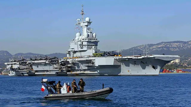 تازہ حملوں کا فیصلہ دولتِ اسلامیہ کی جانب سے پیرس حملوں کی ذمہ داری قبول کرنے کے بعد کیا گیا