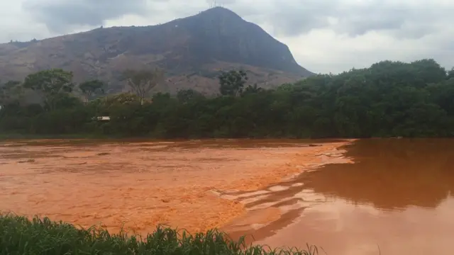 Reportagem rodou 560 km em quatro dias, passando por seis cidades em MG e ES, para registrar prejuizos gerados por rompimento de barragem em Mariana, no interior mineiro (BBC Brasil)