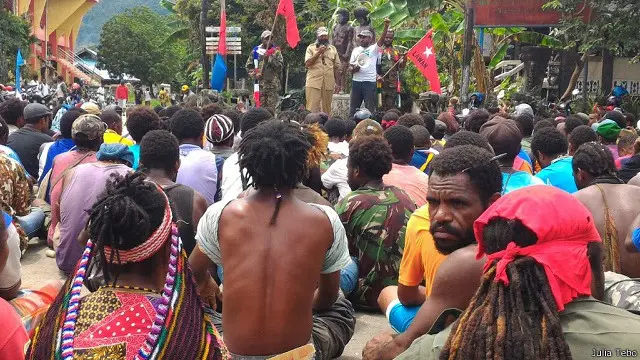 Pembebasan Filep Karma disambut ratusan pendukungnya tak jauh dari Penjara Abepura.