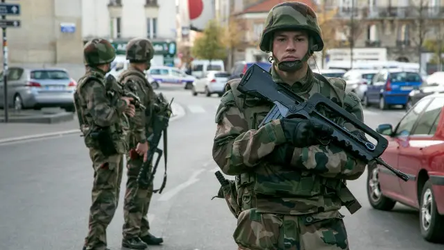 Aparat keamanan di Paris