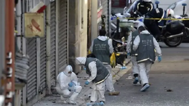 خبراء الطب الشرعي يفحصون مكان اقتحام الشرطة