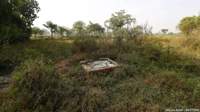 مرحاض في الهواء الطلق في قرية شرقي الهند. تقول الأمم المتحدة إن 2.4 مليار شخص في العالم ليست لديهم مراحيض.