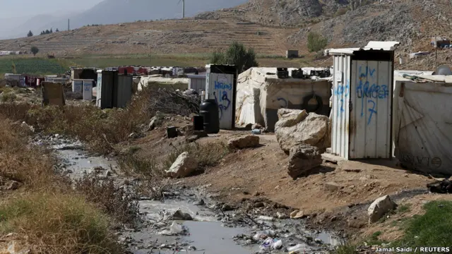 وتتسبب الظروف الصحية السيئة أيضا (غياب النظافة مثلا) بانتشار الكثير من الأمراض كالكوليرا والتيفود والجدري. مراحيض تبرعت بها منظمة اليونيسيف التابعة للأمم المتحدة في مخيم للاجئين السوريين في منطقة البقاع في لبنان.