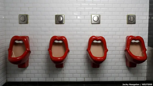 النساء يبدين اهتماما أكبر من الرجال بحق الوصول إلى المراحيض، حسب تقرير للأمم المتحدة. مراحيض على شكل شفاه مستوحاة من شعار فرقة الروك "رولينغ ستونز" في أحد المراحيض العمومية في باريس.