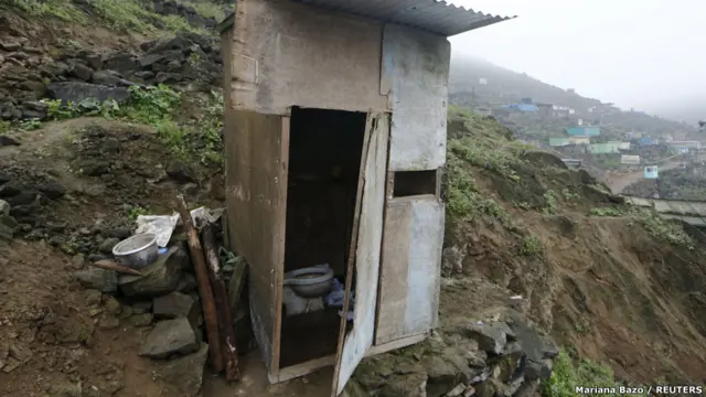 حسب تقارير منظمة الصحة العالمية يفتك الإسهال الناجم عن غياب الظروف الصحية الملائمة بحوالي 280 ألف شخص سنويا. هذا المرحاض موجود خارج أحد المنازل في ليما عاصمة بيرو.