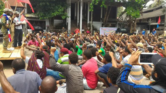 Menurutnya, sebetulnya ia masih belum keluar dari penajra, sekadar pindah ke penjara lebih besar.