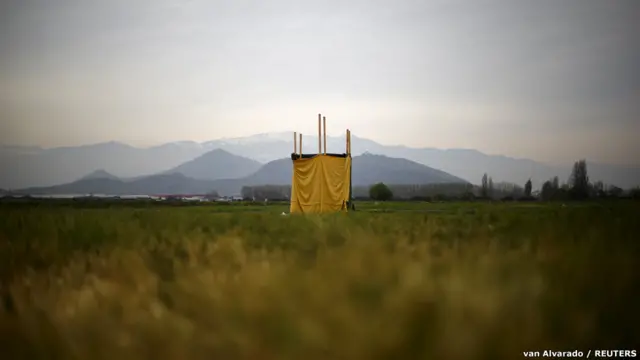 هذا المرحاض موجود في منتصف أحد الحقول في إحدى ضواحي مدينة سانتياغو في تشيلي.