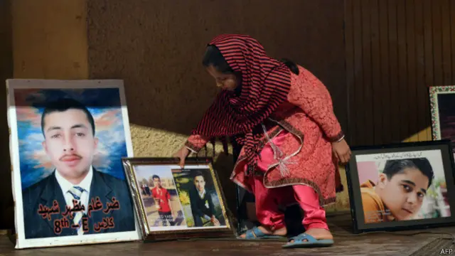 یہ وقت شاید ان جیسے سوالات کے اٹھانے کا نہیں لیکن پس منظر کے لیے ان کا ذکر ضروری ہے