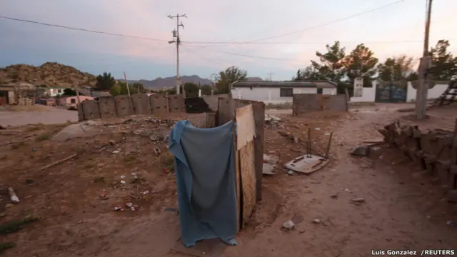 هذه الصورة في حي فقير في ثيوداد خواريز في المكسيك. الهدف الرئيسي من حملة الأمم المتحدة هو لفت انتباه العالم إلى من لا يملكون مراحيض.