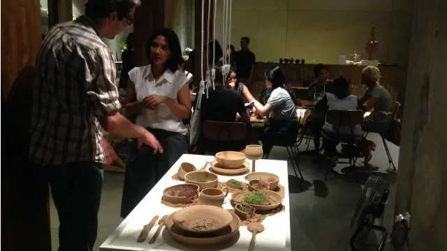 Ayu Larasati (kanan) dalam pameran The Food Files.