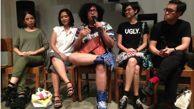 Wangsit Firmantika (tengah) memilih untuk merayakan pubertas lewat pesta makan.