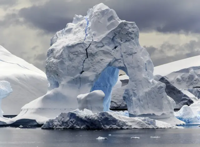 Los investigadores no descartan que en cientos o miles de años, si siguen aumentando las temperaturas, se produzca un colapso dramático de los hielos en la Antártica. 