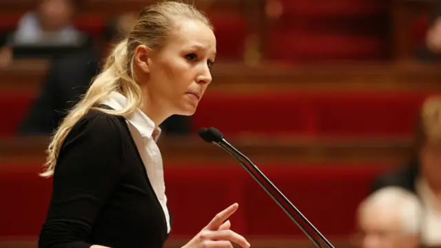 فرانسیسی دائیں بازو کی پارٹی لیس ریپبکلیک کی پارلیمنٹ کی رکن گوئیلام لیرئو ملکی پارلیمان میں ایمرجنسی کی مدت میں تین ماہ کی توسیع کے مسودے پر بحث کے دوران خطاب کر رہی ہیں۔ 