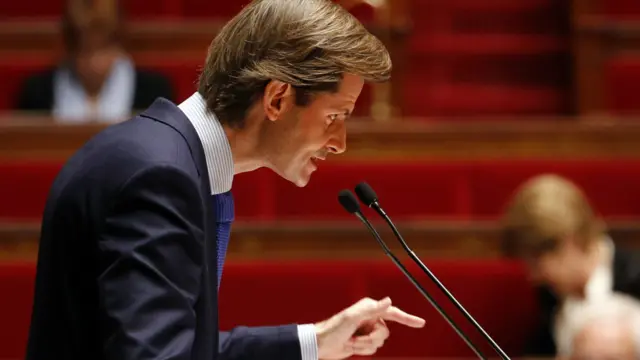 گذشتہ جمعے کو پیرس میں حملوں کے بعد ملک میں فوری طور ہنگامی حالت کا نفاذ کر دیا گیا تھا جس کی مدت میں تین ماہ کی توسیع کے بارے میں ایک مسودۂ قانون ایوان زیریں میں پیش کیا گیا ہے۔