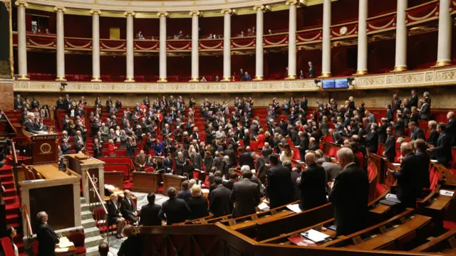 فرانسیسی صدر فرانسوا اولاند نے پیرس حملوں کے بعد 12 دن کے لیے ملک میں ہنگامی حالت نافد کی تھی۔