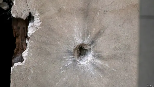 पेरिस के सेंट डेनिस इलाक़े में बुधवार को इसी इमारत में अबाउद की तलाश में छापा मारा गया था. मुठभेड़ के बाद गोलियों के निशान