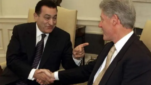 يقول منتقدون إن الغرب كان يتشدق بالديمقراطية بينما كان يدعم قادة مستبدين مثل حسني مبارك