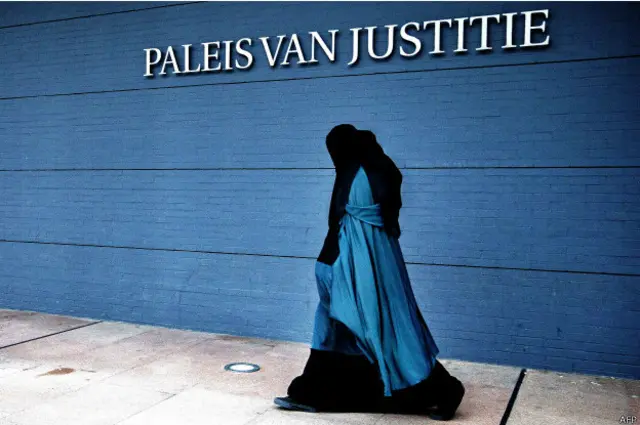 Женщина в парандже в Гааге