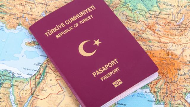 AB ve Türkiye arasında varılan anlaşma, şartların yerine getirilmesi halinde Temmuz ayından itibaren Türk vatandaşlarına Schengen Bölgesi'nde vizesiz seyahat hakkının tanınması öngörülüyordu.