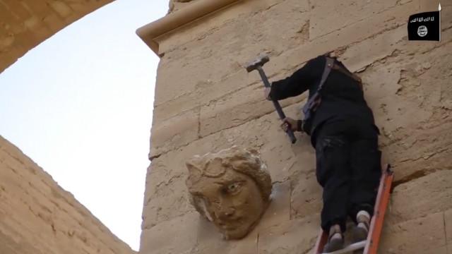 В опубликованном на YouTube в 2015 году видео члены ИГ разрушают скульптуры, украшающие фасады в Хатре.