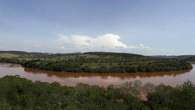 Para especialista, chuvas ajudarão a dissipar lama do rio Doce