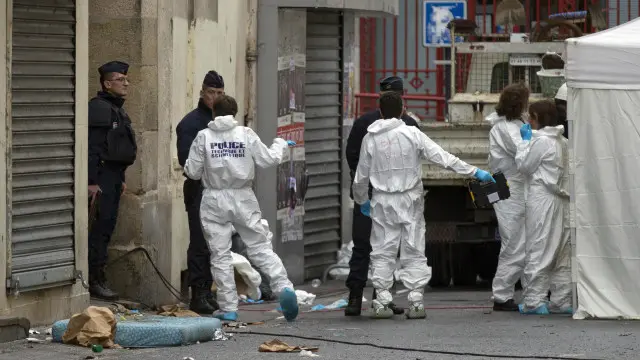 Cảnh sát và các điều tra viên tại khu Saint Denis