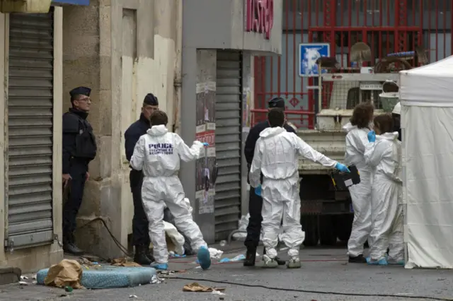 الشرطة الفرنسية تواصل بحثها عن أي أدلة جنائية بحي سان ديني الذي تقع فيه شقة قال المدعي العام الفرنسي إن عبد الحميد أبا عود، المشتبه في أنه العقل المدبر لهجمات باريس، خلال مداهمة الأربعاء.