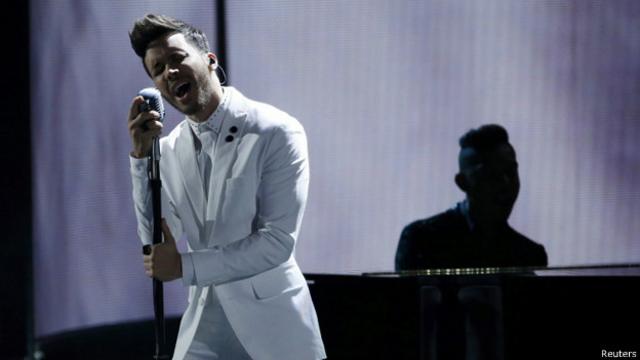 En la ceremonia de los Grammy Latinos se pudo ver cantando a Prince Royce.