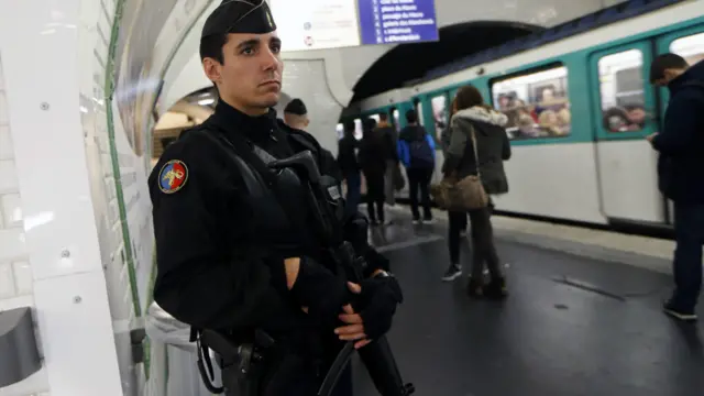 法国宪兵在地铁执勤