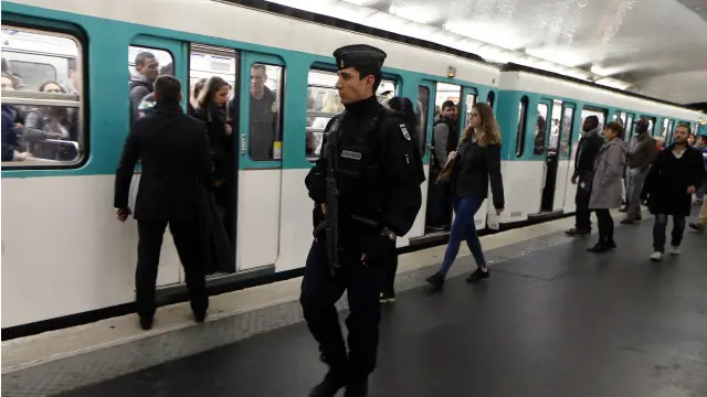 قوات الشرطة المسلحة تشدد دورياتها في محطارات القطارات ومترو الإنفاق في باريس.