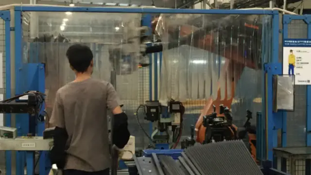 广东工厂的机器人生产线