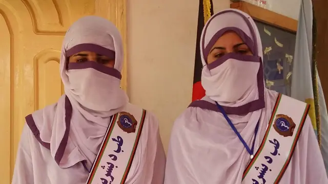 از این دختران تعهد گرفته شده که بعد از ختم دوره آموزشی دوباره به روستا برگشته و به زنان روستایی خدمات بهداشتی ارائه کنند