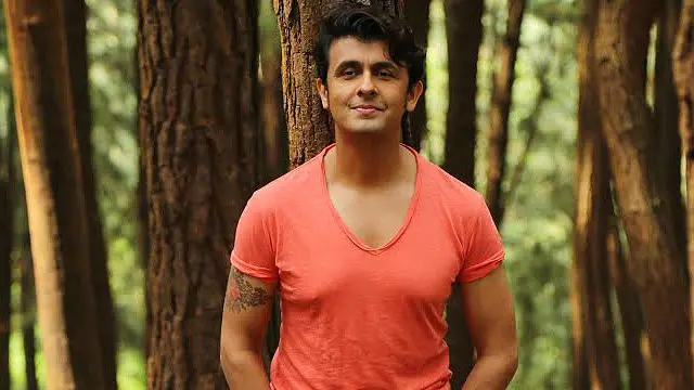 سونو نیګم دغه سندرې له ممبي نه جودپور ته د الوتنې پرمهال د الوتکې له غږیز سیستم نه په ګټې اخیستنې د نورو مساپرو لپاره ویلي 