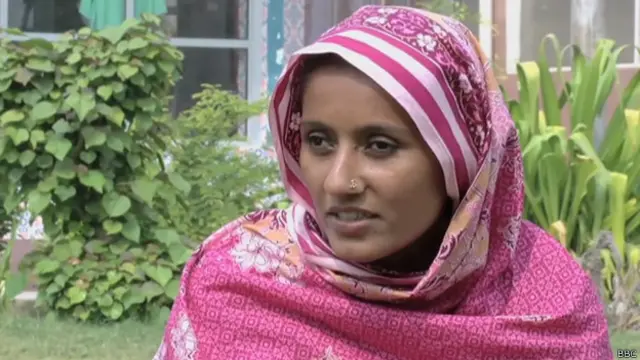 رضیہ کی نظر کمزور ہے اور مشکل ہی سے دیکھ پاتی ہیں