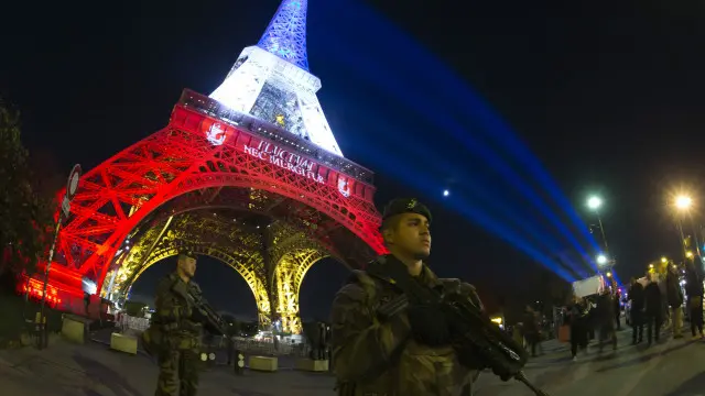 Cảnh sát ở chân tháp Eiffel, Paris