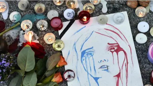 گذشتہ جمعے کی رات کو پیرس میں ہونے والے حملوں میں 129 افراد ہلاک ہو گئے تھے