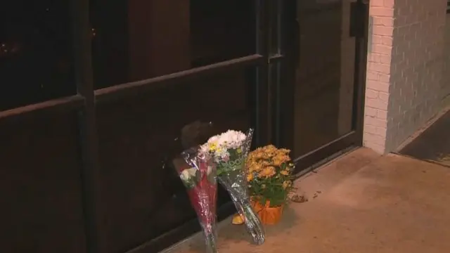 bunga di pintu masuk masjid