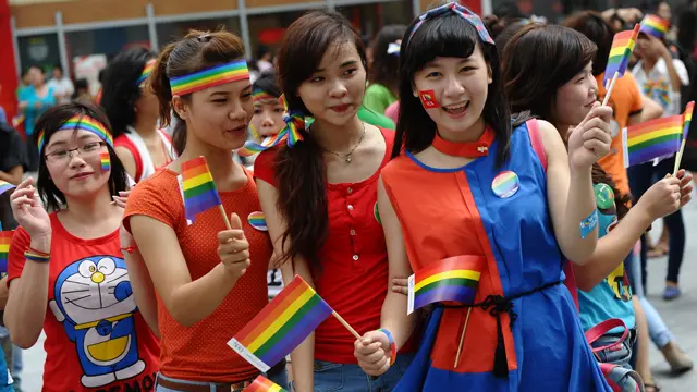 Một nhóm người ủng hộ trong một lễ diễu hành LGBT ở Việt Nam