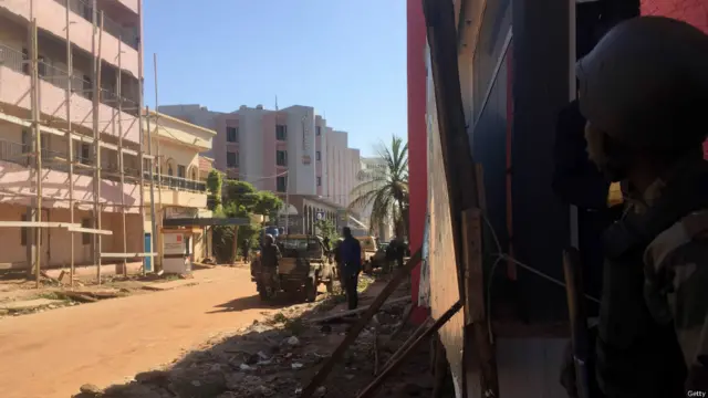 پولیس اور سکیورٹی اہلکاروں نے ہوٹل کا گھیراؤ کر لیا ہے