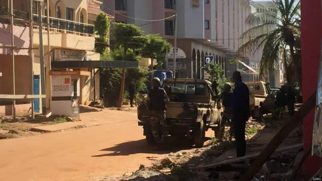 مالی کے دارالحکومت باماکو میں مسلح افراد نے ایک ہوٹل میں موجود مہمانوں اور عملے کے افراد کو یرغمال بنا لیا ہے۔ حملہ آوروں کے خلاف آپریشن جاری ہے