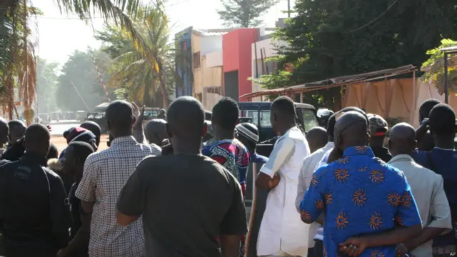  اطلاعات کے مطابق حملہ آور اللہ اکبر کے نعرے بلند کرتے ہوئے گولیاں برسا رہے تھے