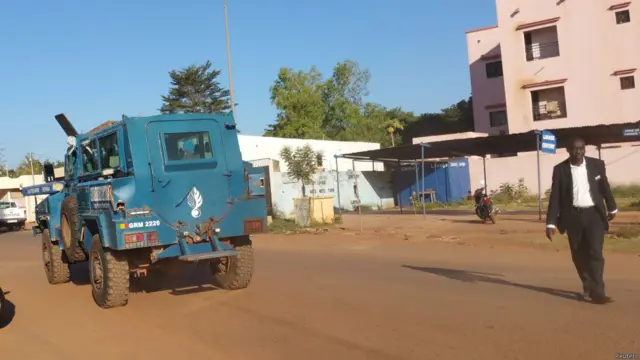 بی بی سی کے نامہ نگار کے مطابق مسلح افراد نے جس ہوٹل پر حملہ کیا ہے وہ امریکی ہوٹلوں کی ایک شاخ ہے