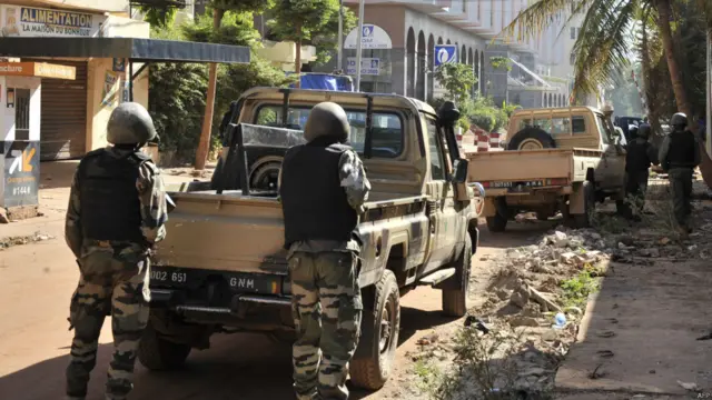 رواں سال اگست میں مالی کے ایک اور ہوٹل میں حملہ ہوا تھا جس میں 13 افراد ہلاک ہوئے تھے۔ ہلاک ہونے والوں میں اقوامِ متحدہ کے اہلکار بھی شامل تھے